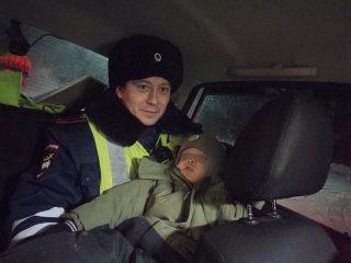 В Башкирии сотрудники ГИБДД помогли водителю и пассажирам заглохшего автомобиля в 35-градусный мороз