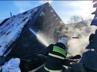 В Башкирии пожарные потушили горящий дом