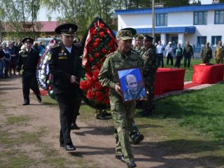 «Останется в наших сердцах навсегда»: в Башкирии простились с погибшим в СВО Виктором Селезневым